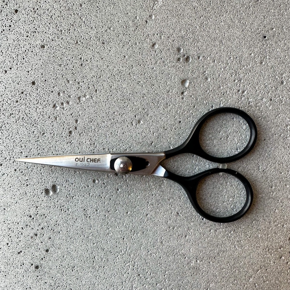 oui-chef-black-top-scissors